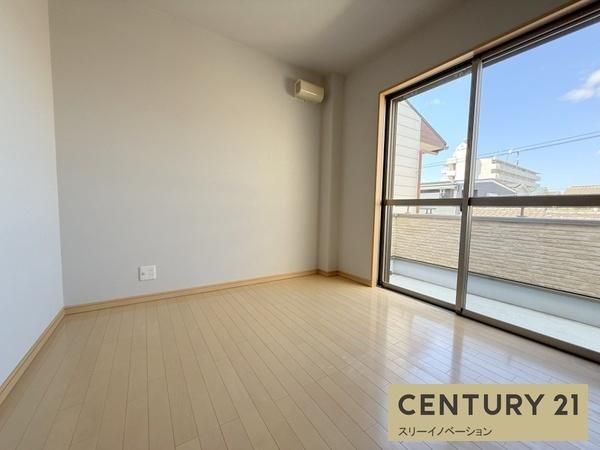 Renovated 3LDK Detached House for Sale in Taisho Ward, Osaka - Thumbnail 2