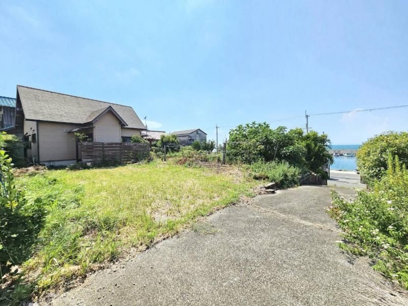 Log-Style 1DK House with Ocean View in Hannan City, Osaka - Image 1