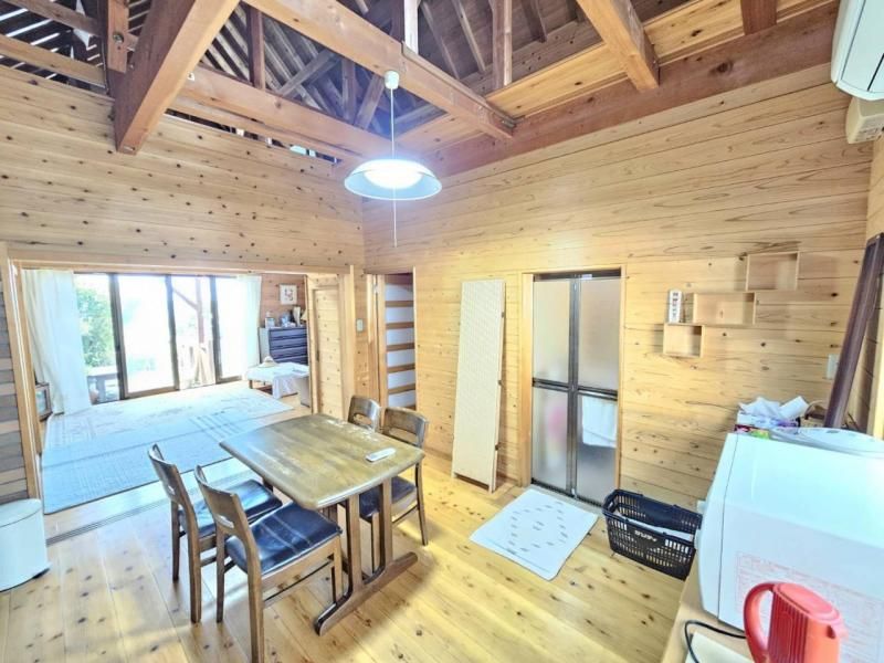 Log-Style 1DK House with Ocean View in Hannan City, Osaka - Thumbnail 4