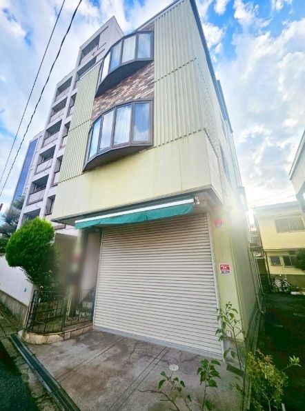 4-Storey Steel House with Shop Space in Osaka's Tezukayama - Thumbnail 2