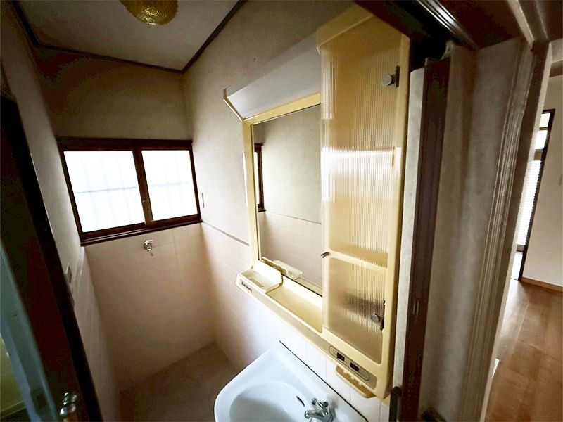 Fully Renovated 2LDK House for Sale in Habikino, Osaka - Thumbnail 4