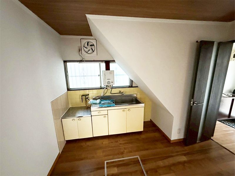 Fully Renovated 2LDK House for Sale in Habikino, Osaka - Thumbnail 2