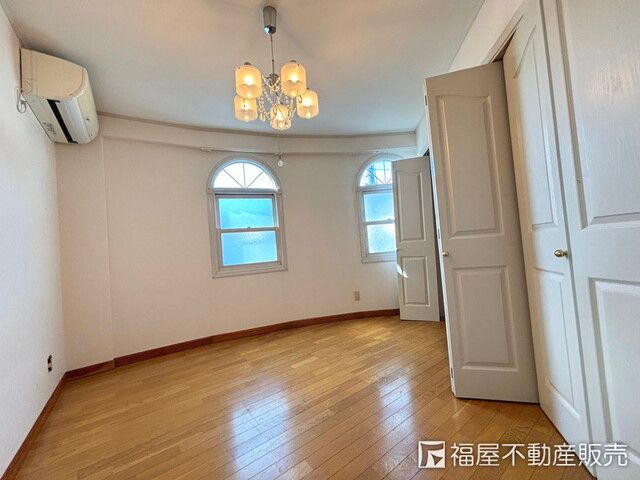 8SLDK Detached House for Sale in Toyonaka, Osaka - 261.87 sqm - Thumbnail 4