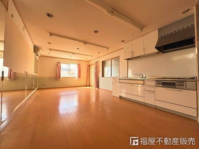 8SLDK Detached House for Sale in Toyonaka, Osaka - 261.87 sqm - Thumbnail 3