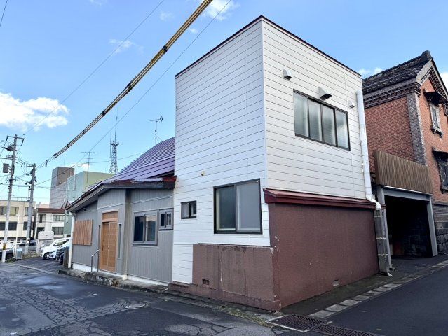 Renovated 5SLDK House in Otaru, Hokkaido with City Gas & Parking - Thumbnail 2
