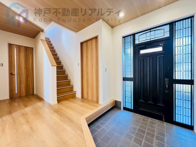 Renovated 5LDK House with Garage in Kobe's Takakuradai - Thumbnail 2