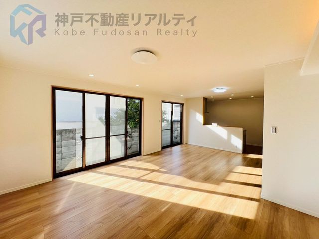 Renovated 5LDK House with Garage in Kobe's Takakuradai - Thumbnail 3