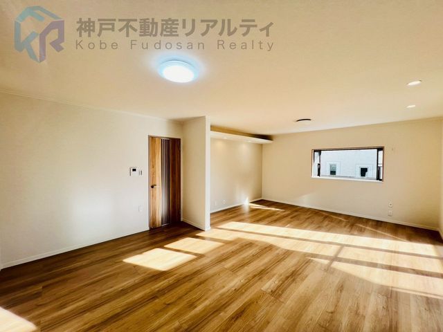Renovated 5LDK House with Garage in Kobe's Takakuradai - Thumbnail 4