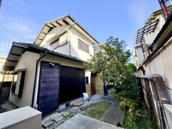 7DK House for Sale in Takatsuki, Osaka with Garden and Parking - Thumbnail 2