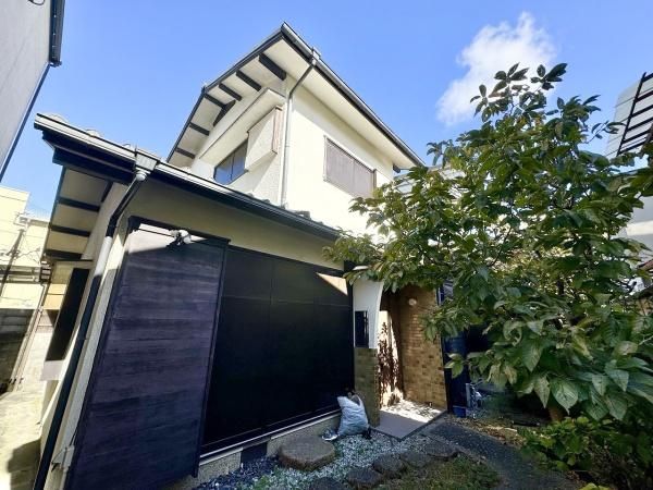 7DK House for Sale in Takatsuki, Osaka with Garden and Parking - Thumbnail 3