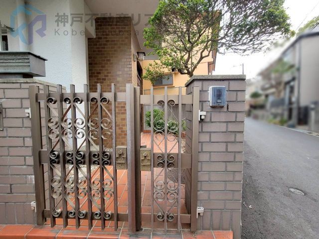 4LDK House with Roof Balcony & Basement for Sale in Kobe - Thumbnail 3