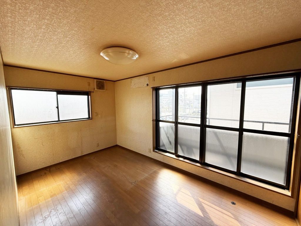 4LDK House for Sale in Toyonaka near Shonai Station - Thumbnail 2