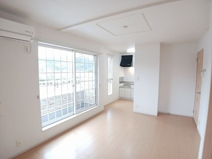 2LDK Apartment for Rent in Moji Ward, Kitakyushu, Fukuoka - Thumbnail 3