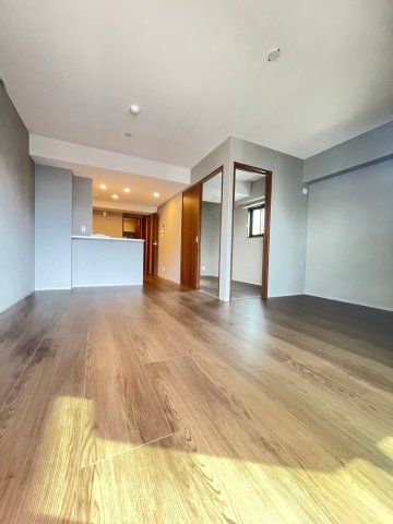 Modern 1LDK Apartment in Fukuoka Chuo Ward - Thumbnail 4