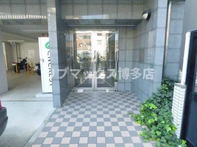 1K Apartment for Rent in Chuo-ku, Fukuoka Near Yakuin Station - Thumbnail 2