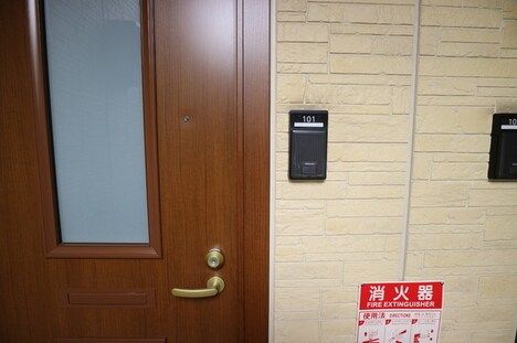 2LDK Apartment for Rent Near Kori Station in Neyagawa, Osaka - Thumbnail 2