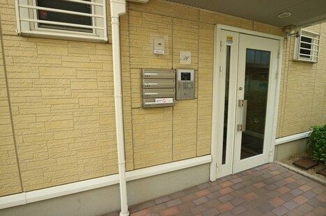 2LDK Apartment for Rent Near Kori Station in Neyagawa, Osaka - Thumbnail 3