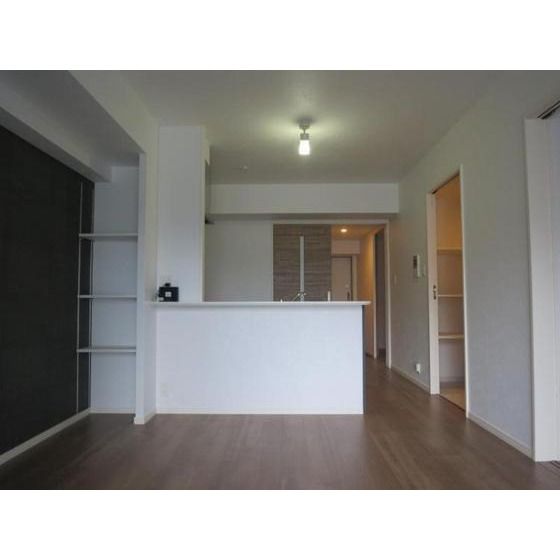 Spacious 2LDK+S Corner Apartment in Hakata Ward, Fukuoka - Thumbnail 4