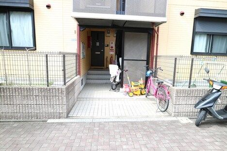 3LDK Apartment for Rent in Kadoma, Osaka - 70.16m² - Thumbnail 2