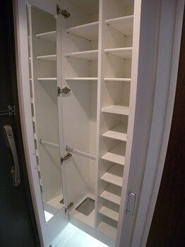 1K Apartment for Rent in Nishi Ward, Osaka near Awaza Station - Thumbnail 2