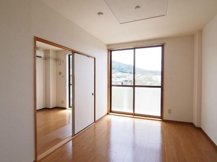 2LDK Apartment for Rent in Wakamatsu-ku, Kitakyushu, Fukuoka - Thumbnail 2