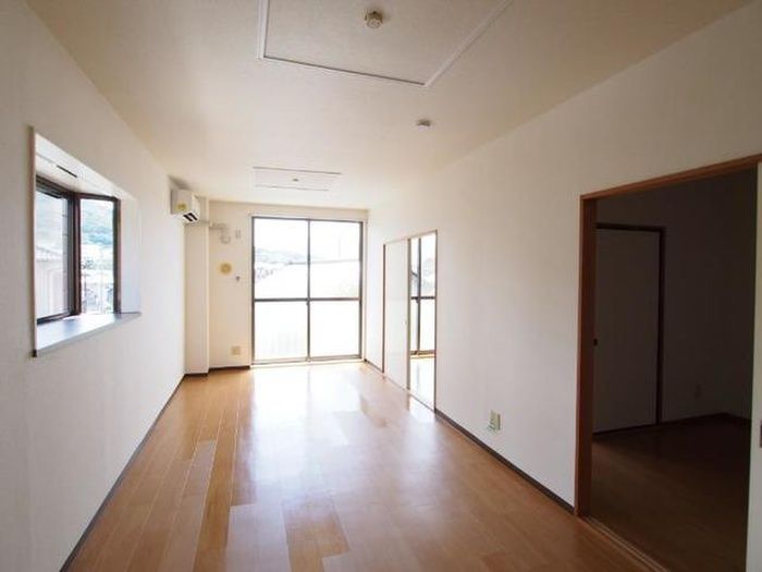 2LDK Apartment for Rent in Wakamatsu-ku, Kitakyushu, Fukuoka - Thumbnail 3