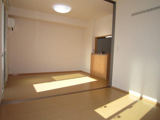 2DK Apartment for Rent in Yahatanishi-ku, Kitakyushu, 43m² - Thumbnail 2