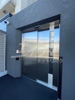 1K Apartment for Rent in Joto Ward, Osaka City - Thumbnail 2