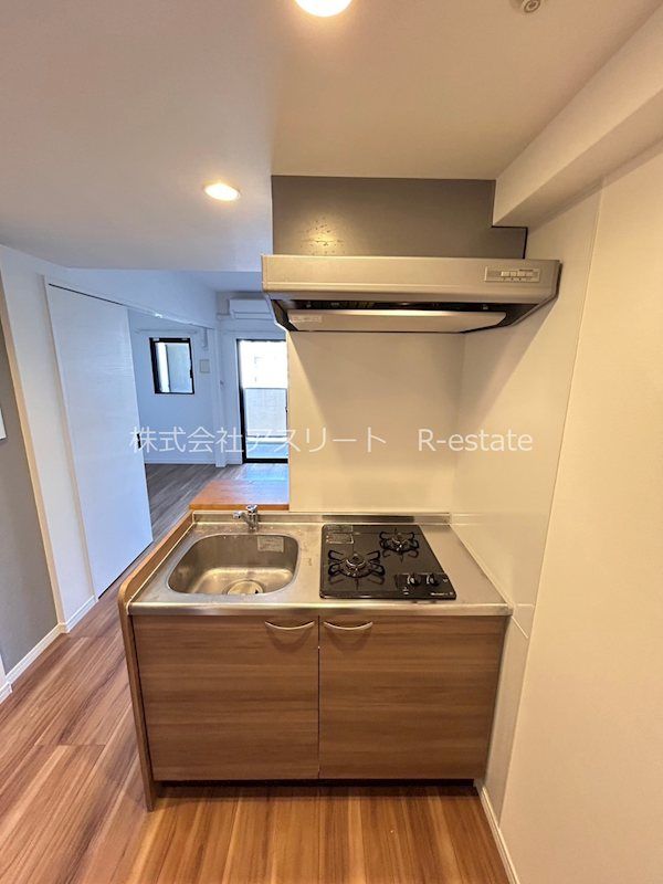 1LDK Apartment for Rent in Fukuoka's Chihaya Area - Thumbnail 3