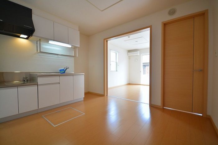 2DK Apartment for Rent in Moji-ku, Kitakyushu, Fukuoka - Thumbnail 2