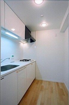 2K Apartment for Rent in Chuo-ku, Fukuoka City near Subway - Thumbnail 4