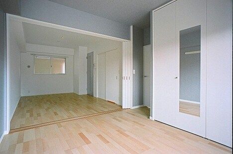 2K Apartment for Rent in Chuo-ku, Fukuoka City near Subway - Thumbnail 2