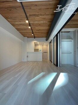 Modern 2LDK+S Apartment Near Tenmabashi Station, Osaka - Thumbnail 4