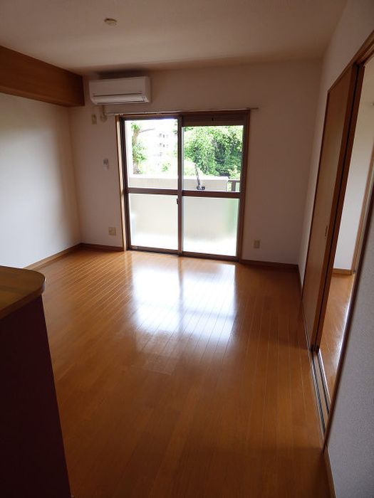2LDK Apartment for Rent in Moji-ku, Kitakyushu - Thumbnail 4