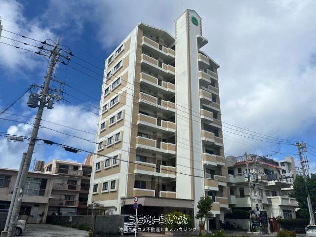 4LDK Corner Apartment with Free Parking in Naha, Okinawa - Thumbnail 3
