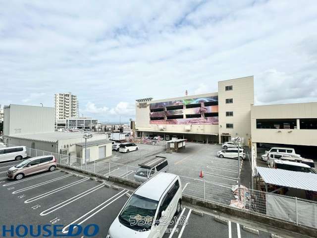 Renovated 2LDK Apartment in Urasoe, Okinawa with Excellent Access - Thumbnail 2
