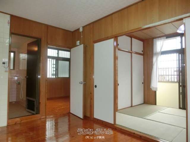 Bright 2DK Corner Apartment for Rent near Asahibashi Station, Naha - Thumbnail 4