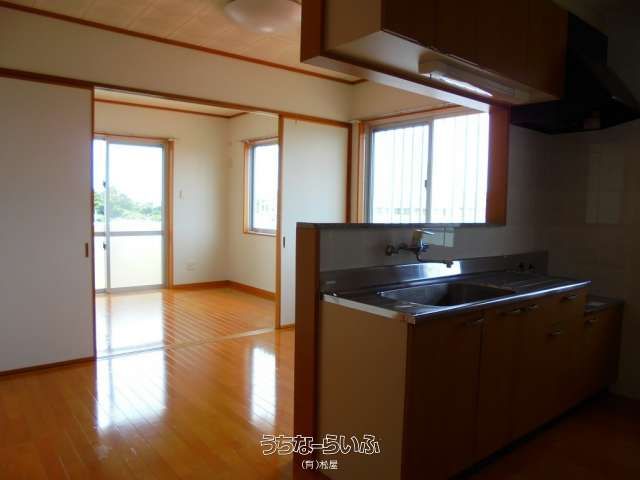 2LDK Apartment for Rent in Okinawa City, Chibana - Thumbnail 4