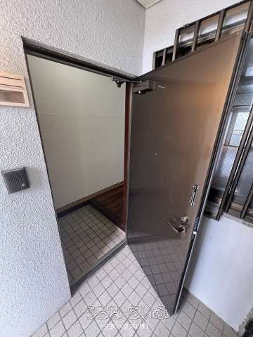 2LDK Apartment for Rent in Okinawa City with Elevator - Thumbnail 2