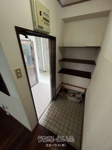 2LDK Apartment for Rent in Okinawa City with Elevator - Thumbnail 4