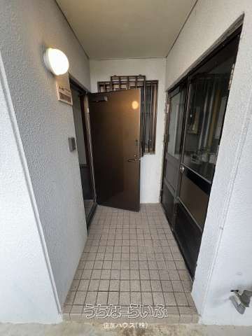 2LDK Apartment for Rent in Okinawa City with Elevator - Thumbnail 3