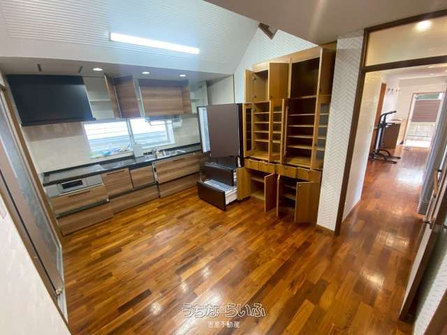 Spacious 5LDK House for Rent in Okinawa City with Garden - Thumbnail 3