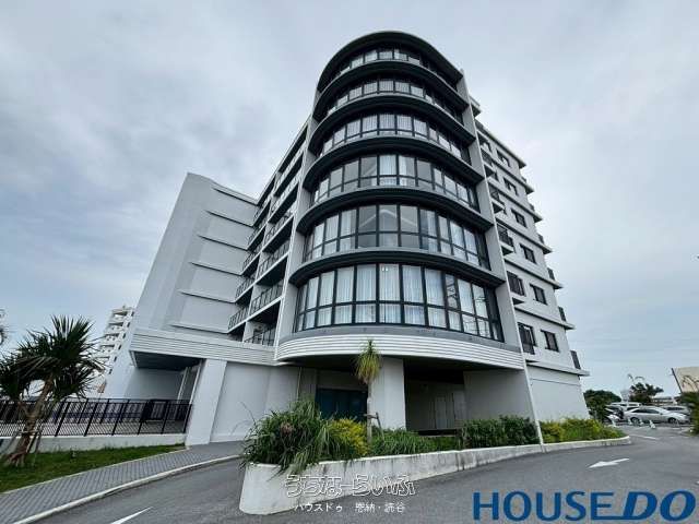 Luxury 2LDK Condo with Ocean View in Okinawa's Rycom Hills - Thumbnail 3