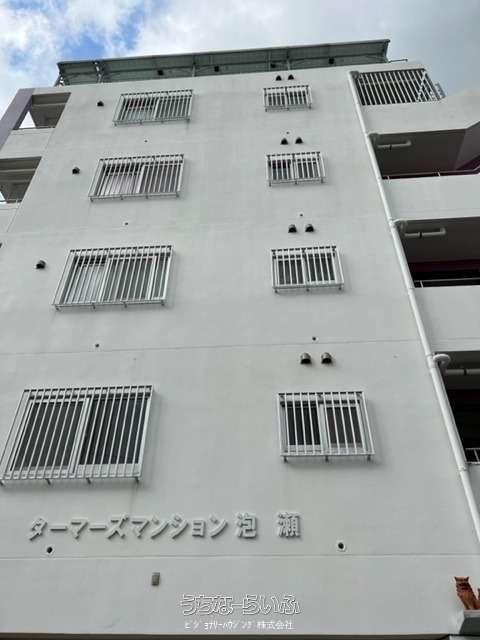 Furnished 2LDK Monthly Apartment with Sea View in Okinawa City - Thumbnail 2