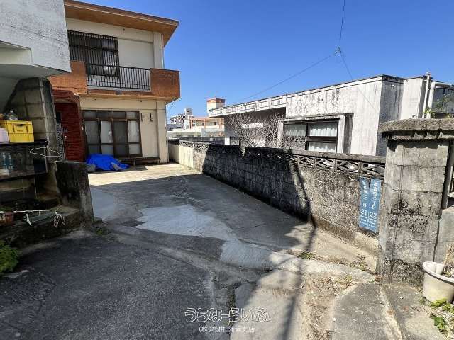 4LDK House for Sale in Urasoe, Okinawa with Garden and Views - Thumbnail 3
