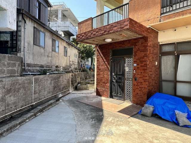 4LDK House for Sale in Urasoe, Okinawa with Garden and Views - Thumbnail 4