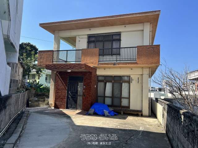 4LDK House for Sale in Urasoe, Okinawa with Garden and Views - Thumbnail 2