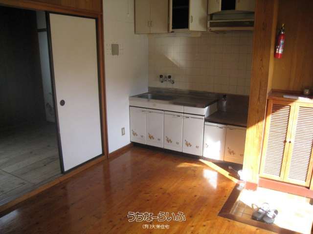 2DK Apartment for Rent in Orokucho, Naha, Okinawa - 40,000 Yen - Thumbnail 3