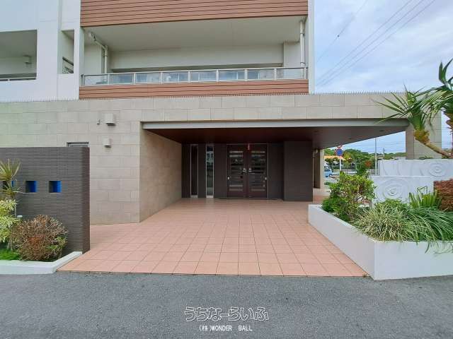 Bears Court Ueseto 2LDK Condo with Ocean View in Chatan - Thumbnail 2