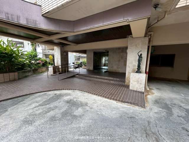 Gold Castle Urasoe 3LDK Apartment for Sale with Large Balcony - Thumbnail 2